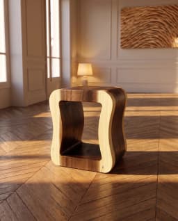 OMBAK, tabouret ajouré en Suar massif, dans un intérieur au parquet à chevrons