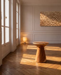 TANAH, tabouret en Suar massif, dans un intérieur au parquet à chevrons