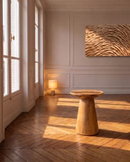 TANAH, tabouret en Suar massif, dans un intérieur au parquet à chevrons