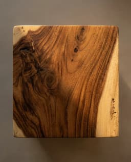 Dessus d'assise de WAKTU : nœuds et veinage bicolore du Suar en pleine surface