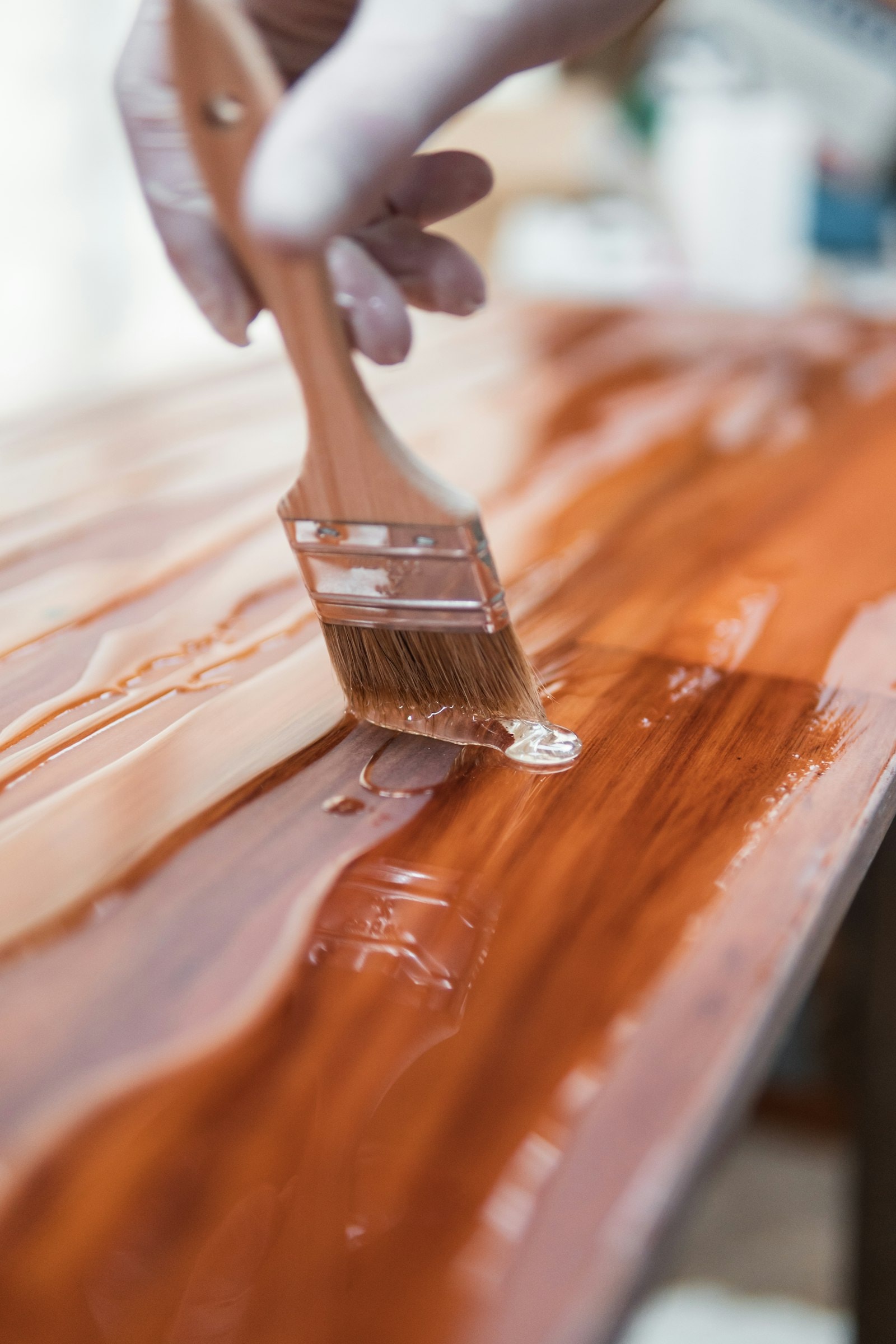 Huile, cire ou vernis : quelle finition pour le bois massif ?