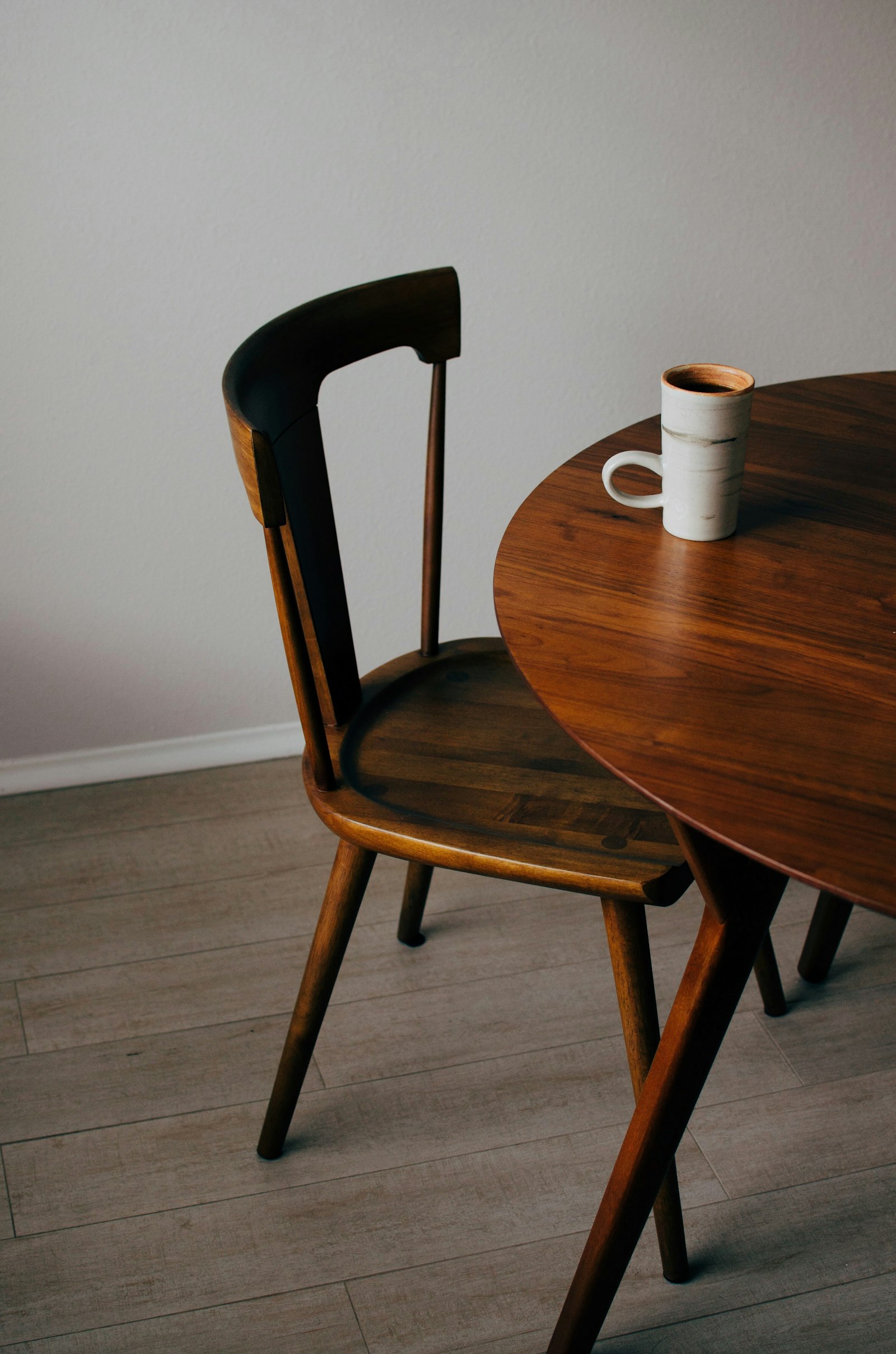 Auréole ou tache blanche sur une table en bois : que faire ?