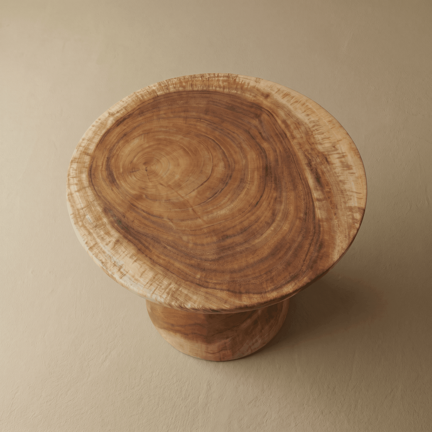 Détail du grain d'un tabouret en Suar massif.